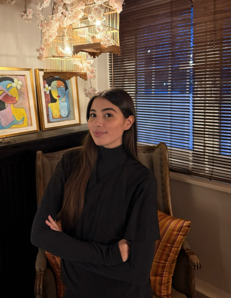 Donatella, Inhaberin von Donatella Beauty in Berlin Grunewald, lächelnd in ihrem Kosmetikstudio